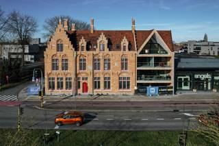 Na jaren van leegstand kreeg het hoekgebouw langs de Sint-Pieterskaai intussen een nieuw leven. Wat ooit het vertrouwde politiecommissariaat was, werd intussen omgevormd tot een uniek woonproject dat geschiedenis en modern wooncomfort op harmonieuze wijze samenbrengt. In dit karaktervolle pand worden 6 stijlvolle appartementen en 3 aantrekkelijke handelsruimtes gerealiseerd, elk met een eigen indeling en uitstraling.<br /><br />De appartementen zijn ontworpen met respect voor het verleden en worden afgewerkt met hoogwaardige materialen die de authentieke sfeer van het gebouw versterken. De appartementen beschikken over een ruim privaat terras met diverse zichten en oriëntaties. In de ondergrondse parkeergarage, te bereiken met autolift, bevinden zich parkeerplaatsen en kelderbergingen.<br /><br /><strong>Enkele troeven van dit appartement:</strong>
<ul>
<li>Energiezuinig met 100% korting gedurende 5 jaar op de onroerende voorheffing; </li>
<li>2 ruime slaapkamers waarvan één met dressingruimte;</li>
<li>Badkamer met douche, bad en dubbele wastafel;</li>
<li>Ruim terras van maar liefst 29,10 m²;</li>
<li>Volledig afgewerkt en geschilderd;</li>
<li>2% registratierechten mogelijk onder voorwaarden.</li>
</ul>
<br />Op zoek naar een woonst met ziel dat zowel historiek als toekomst ademt?<br />Dan nodigen we u van harte uit om de mogelijkheden te ontdekken en een afspraak in te plannen.