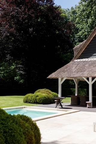 Située dans le prestigieux et verdoyant Sint-Martens-Latem, cette magnifique villa entièrement prête à l'emploi se trouve sur un magnifique terrain de 2 178 m². La propriété combine des espaces de vie généreux, une finition de haute qualité et un confort contemporain avec un emplacement exceptionnel et un jardin entièrement aménagé avec piscine.<br /><br />La villa comprend notamment:<br />Rez-de-chaussée<br />• Grand hall d'entrée avec vestiaire et toilettes invités<br />• Cuisine entièrement équipée avec des appareils Gaggenau de haute qualité, une chambre froide et une buanderie / bar à café attenante<br />• Salle à manger adjacente de taille normale avec une vue magnifique sur le jardin et un accès direct à la terrasse couverte<br />• Bureau spacieux, idéal pour le travail à domicile ou comme espace de travail séparé<br />• Salon chaleureux et spacieux avec cheminée, donnant sur le jardin magnifiquement aménagé<br /><br />Premier étage<br />• Grande chambre principale avec dressing sur mesure<br />• Salle de bains luxueuse avec sauna<br />• Trois chambres supplémentaires, chacune avec sa propre salle de bains attenante<br />• Buanderie spacieuse et pratique<br /><br />Expérience en plein air:<br />Le jardin entièrement aménagé avec terrasse couverte est un havre de paix et d'intimité. La piscine avec salle de bain attenante offre une expérience de vie et de détente exceptionnelle.<br /><br />Cave & espace de rangement<br />La maison dispose également d'une cave spacieuse avec cave à vin et espace de rangement supplémentaire.<br /><br />Garage & parking<br />Le garage intégré peut accueillir deux voitures et, si nécessaire, peut également être aménagé en espace de bureau ou polyvalent grâce au chauffage disponible. De plus, la villa dispose d'une grande allée avec un parking pour plusieurs voitures.<br /><br />Une maison exceptionnelle pour ceux qui recherchent de l'espace, du confort, de l'intimité et une finition de haute qualité dans un emplacement recherché.