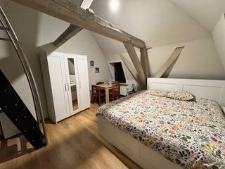 Deze gemeubelde studio beschikt over een inkomhal, badkamer met toilet, lavabo en meubel, douche, keukentje, leef/slaapruimte en mezzanine. De...