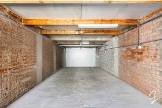 Te koop te Schoonaarde!<br />In het gezellige Schoonaarde bevindt zich deze volledig gerenoveerde woning die comfort en energiezuinigheid moeiteloos combineert. <br />Bij binnenkomst valt meteen de lichtrijke leefruimte op, die dankzij de open indeling een warme en aangename sfeer creëert. <br />Aansluitend ligt de vernieuwde keuken, uitgerust met alle toestellen en voldoende werkruimte, met directe toegang tot het terras en de zuidgerichte tuin, waar je de hele dag door van de zon kunt genieten.<br />Op de eerste verdieping bevinden zich twee volwaardige slaapkamers, ideaal voor een gezin of voor wie extra ruimte wenst voor een bureau of hobbykamer. <br />Via de vaste trap komt u in volledig afgewerkte zolder die perfect kan functioneren als 3de slaapkamer.<br />De badkamer werd volledig vernieuwd en beschikt over een inloopdouche en toilet.<br />Ook op het vlak van energiezuinigheid scoort deze woning bijzonder goed. De aanwezige zonnepanelen zorgen voor een mooie besparing op de energiefactuur. <br />Verder is er een praktische garage/bijagebouw met automatische poort van +-37 vierkante meter.<br />Wandelafstand van station van Schoonaarde. <br />Badkamer is vorig jaar volledig vernieuwd.<br />Wens je meer info of een bezoek: <br />Contacteer Wolf op 0498 54 06 90 of mail naar wolf@cornelis-goeman.be voor een afspraak.