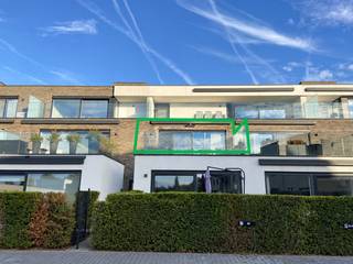 Op een boogscheut van het centrum bieden wij u in residentie "Cheval d'Or" een uiterst aangenaam en zonnig appartement (95 m²) op de eerste verdieping waardoor u geniet van een mooi verzicht!<br /><br />Alle hedendaags comfort is aanwezig en steeds zeer goed onderhouden! Ideaal voor wie onmiddellijk wil genieten!<br /><br />De indeling is als volgt: <br />- inkomhal<br />- gezellige lichtrijke leefruimte met open keuken (volledig ingericht met combi oven, inductie kookplaat, frigo, dampkap, dubbele spoelbak en vaatwasmachine.<br />- 2 volwaardige slaapkamers <br />- ingerichte badkamer met lavabomeubel en inloopdouche<br />- apart toilet<br />- berging/wasplaats<br /><br />Buiten geniet u van een groot zonovergoten terras (22 m²) met zonneluifel en terrasverwarming<br /><br />Extra troeven:<br />- private bovengrondse garage te bereiken via Ter Hedestraat aan de achterkant<br />- gemeenschappelijke fietsenstalling<br />- ZO oriëntering vooraan, avondzon achteraan<br />- PVC-ramen met dubbele beglazing + extra dempingslaag in de slaapkamers <br />- E-peil = 45 (= energiezuinig)<br /><br />Gemeenschappelijke kost (syndic) = 50 € per maand.<br />De garage is inbegrepen in de huurprijs.<br />Beschikbaar vanaf 1/01/2027.