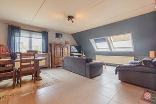 Vandaag nemen we je mee naar de rustige gemeente Bornem. De gemeente staat bekend voor zijn wondermooie fietsroutes doorheen de natuur en natuurlijk de alombekende dodentocht. Scholen, recreatiecentra en openbaar vervoer bevinden zich in een straal van 1km. Verder bevinden zich ook winkels en lokale restaurants op wandelafstand.<br /><br />Wanneer we binnenkomen, betreden we de ruime leefruimte met geïnstalleerde, open keuken.<br />Via de leefruimte treffen we de eerste comfortabele slaapkamer.<br />Wanneer we verder doorlopen op deze verdieping, kunnen we de uitgeruste badkamer terugvinden en een gastentoilet.<br /><br />Via de trap, komen we op de bovenverdieping terecht. Hier kunnen we twee ruime slaapkamers terugvinden en een bergruimte.<br /><br />Tevens beschikt dit appartement over een ruim terras met zicht op water.<br />Genieten van een aperitief was nog nooit zo aangenaam.<br /><br />Het appartement is energiezuinig (EPC-label B) en leent zich perfect tot vastgoedinvestering.<br /><br />Heb je interesse in een duplex appartement met drie slaapkamers?<br />Neem gerust contact op via roy@julimmo.be of 0498 62 74 71.