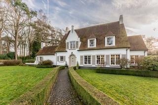 In the Waaroost Park, this characterful villa is located on a spacious plot of 3,904 m² and offers a unique combination of classic grandeur and...