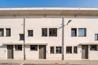 <p><span>In de vernieuwde stadswijk DijleDelta-Bottelarij, gelegen tussen het Klein Begijnhof en de bruisende Vaartkom, bieden wij u met trots deze multifunctionele woning aan. Dit nieuwbouwproject bevindt zich op wandelafstand van het historische centrum van Leuven en geniet van een goede bereikbaarheid met een vlotte verbinding naar belangrijkste invalswegen en werd in 2025 gerealiseerd door de gerenommeerde projectontwikkelaar Virix en ontworpen door Robbrecht &amp; Daem architecten.</span></p><p><span> </span></p><p><span>Met een bewoonbare oppervlakte van maar liefst 236 m² biedt deze energiezuinige woning bijzonder veel ruimte en tal van mogelijkheden. Deze woning wordt afgewerkt aangeboden, inclusief schilderwerken, lichtarmaturen en gordijnen. </span></p><p><span> </span></p><p><span>Op het gelijkvloers bevindt zich een inkomhal met vestiaire en gastentoilet, een lichtrijke leefruimte met zicht op de gezellige stadstuin en een volledig geïnstalleerde keuken. De eerste verdieping omvat een nachthal, twee volwaardige slaapkamers, een badkamer, een apart toilet, een berging en een master bedroom met een en suite badkamer. </span></p><p><span> </span></p><p><span>De absolute meerwaarde van deze woning bevindt zich op de tweede en derde verdieping. Deze beschikken over drie bijkomende kamers/studentenkamers, een badkamer, een apart toilet, een keuken en een terras. Dankzij de aparte inkom is dit gedeelte uitermate geschikt voor de verhuur van studentenkamers, als zorgwoning of als uitbreiding van de gezinswoning. En dit steeds binnen de geldende regelgeving.</span></p><p><span> </span></p><p><span>Daarnaast beschikt de woning over een onderhoudsvriendelijke stadstuin met terras waar het heerlijk vertoeven is en een individuele kelder en bestaat de mogelijkheid om één of meerdere autostaanplaatsen bij aan te kopen.</span></p><p><span> </span></p><p><span>Kortom, deze energiezuinige, ruime en multifunctionele woning met stadstuin in het centrum van Leuven is zeker uw bezoek waard.</span></p><p><span> </span></p><p><span>Verkoop onder het btw-stelsel. Het verlaagde btw-tarief van 6% is mogelijk, mits voldaan wordt aan de geldende voorwaarden.</span></p><p><span> </span></p>