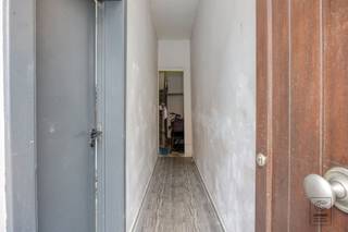 <p>Op een <strong>zeer goede locatie</strong> in Antwerpen bevindt zich deze ruime woning die momenteel is ingedeeld in vier afzonderlijke studio's. Dankzij de centrale ligging en huidige indeling biedt dit pand tal van mogelijkheden voor zowel investeerders als wie op zoek is naar een ruime woning.</p><p><strong>Indeling gelijkvloers:</strong> via de inkomhal heeft u toegang tot de gemeenschappelijke gang en de <strong>recent gerenoveerde studio</strong> op het gelijkvloers. De studio omvat een leefruimte met open keuken die is uitgerust met een keramische kookplaat, dampkap, oven en enkele lavabo. Verder is er één slaapkamer en een achtergelegen badkamer die is uitgerust met een douche, enkel wasmeubel, toilet en aansluiting voor een wasmachine. Via de badkamer krijgt u nog toegang tot een kleine buitenkoer.<br /><strong>Studio V1:</strong> u betreedt de studio via de leefruimte met keuken, welke is uitgerust met een elektrisch kookvuur, dampkap, koelkast en lavabo. Vanuit de leefruimte krijgt u toegang tot de slaapkamer, die verder doorgang geeft tot de badkamer. Deze is uitgerust met een douche, enkel wasmeubel, toilet en aansluiting voor een wasmachine. <br /><strong>Studio V2:</strong> deze studio beschikt over een ruime leef- en slaapruimte met keuken, welke is uitgerust met een elektrisch kookvuur, dampkap, oven en lavabo. Verder beschikt de studio nog over een aparte badkamer met douche, enkel wasmeubel en toilet.<br /><strong>Studio V3:</strong> deze studio beschikt over een ruime leef- en slaapruimte met keuken, welke is uitgerust met een elektrisch kookvuur, dampkap en lavabo. Verder beschikt de studio nog over een aparte badkamer met douche, enkel wasmeubel, toilet en aansluiting voor een wasmachine.</p><p>Troeven van dit pand<br />- Topligging nabij Park Spoor Noord<br />- Ingericht als 4 studio's met een <strong>huuropbrengst van +/- € 2.250 / maand</strong>!<br />- 4 aparte elektriciteitsmeters<br />- Recent vernieuwd dak</p><p>EXTRA: <br />- EPC F: 843 kwh/m² jaar (opgesteld voor de renovatiewerken, waaronder het dak)<br />- P-score D, G-score D<br />- Stedenbouwkundige informatie in aanvraag<br />- Maatregelenregister in aanvraag</p><p>Voor meer info ga naar www.coenenvastgoed.be of bel 03/375.82.92</p>