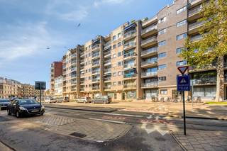 Op een uitstekende ligging aan het prachtige Rivierenhof bevindt zich dit verzorgd appartement (bouwjaar 1995) met rechtstreeks zicht op het park. Dankzij de gunstige oriëntatie geniet u hier van een aangename lichtinval en een rustige woonomgeving, terwijl alle voorzieningen zich in de nabije omgeving bevinden.<br /><br />Het appartement beschikt over een zonovergoten leefruimte met aansluitend de keuken. Vanuit de leefruimte heeft u rechtstreeks toegang tot het terras, waar u comfortabel een tafel en stoelen kan plaatsen om te genieten van het buitenleven.<br /><br />De keuken is volledig ingericht en voorzien van alle comfort, waaronder een kookplaat, dampkap, oven, koelkast, afwasmachine en voldoende opbergkasten. Aansluitend bevindt zich een praktische berging.<br /><br />Verder beschikt het appartement over een apart gastentoilet en een ruime badkamer uitgerust met een douche, ligbad, dubbele wastafel en de aansluitingen van wasmachine en droogkast. Er zijn twee volwaardige slaapkamers waarvan één is ingericht met ingebouwde kast beide slaapkamers geven bovendien toegang tot het terras aan de achterzijde.<br /><br />Alle nutsvoorzieningen (water, gas en elektriciteit) zijn individueel. Het gebouw beschikt over een lift.<br /><br />Tot slot is er de mogelijkheid om een garagebox in het gebouw aan te kopen als supplement. (€30.000)<br /><br />Een ideaal appartement voor wie comfortabel wil wonen op een groene en gegeerde locatie nabij het Rivierenhof.<br /><br />Voor meer informatie of een bezoek ter plaatse, contacteer ons zo snel mogelijk!
