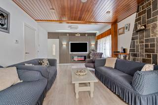 Deze half open woning is verrassend ruim en altijd goed onderhouden.<br />Op het gelijkvloers is er een grote slaapkamer, een living met aansluitend de keuken met veel natuurlijke lichtinval en een te renoveren badkamer.<br />De eerste verdieping bestaat uit 3 slaapkamers.<br />Achteraan de woning is er een garage met automatische poort en zijn er extra bergplaatsen.<br />De diepe tuin is toegankelijk langs de voor- en achterkant.<br />Een groot pluspunt is dat de oude ramen vervangen zijn door PVC ramen met dubbel glas en op de meeste slaapkamers zijn er rolluiken.<br />De woning is ook recent uitgerust met een condensatie gasketel.<br />Deze woning beschikt over een energielabel D, waardoor u geen renovatieverplichting heeft.<br /><br />Kortom een instapklare woning met veel mogelijkheden.