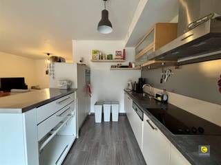 <p><span>Modern gelijkvloers appartement met 2 slaapkamers en ruime tuin op toplocatie in Berchem</span><span><br />Dit gelijkvloers appartement combineert comfortabel wonen met een uitstekende ligging. Gelegen in het hart van Berchem, op wandelafstand van winkels, supermarkten, scholen, parken, openbaar vervoer en vlotte invalswegen, biedt dit appartement alles voor wie centraal én rustig wil wonen.</span></p><p><span>Indeling</span></p><p><span>Inkomhal</span><span><br />Via de inkomdeur betreedt u het appartement . Aansluitend bevindt zich een praktische berging met aansluiting voor wasmachine en droogkast. Het toilet is apart voorzien.</span></p><p><span>Leefruimte & open keuken</span><span><br />De lichtrijke leefruimte is afgewerkt met kwalitatieve laminaatvloer die doorloopt doorheen het volledige appartement. Dankzij de grote raampartijen aan de voorzijde geniet u hier van een aangename, open sfeer.<br />De moderne open keuken is mooi geïntegreerd en uitgerust met alle comfort: vaatwasser, keramische kookplaat, dampkap, oven. Er is bovendien voldoende werk- en opbergruimte.</span></p><p><span>Slaapkamers & badkamer</span><span><br />Aan de rustige achterzijde van het gebouw bevinden zich twee ruime slaapkamers, beide met directe toegang tot de tuin.<br />De badkamer is stijlvol betegeld en beschikt over een ligbad met douchefunctie en een lavabo-meubel met spiegel.</span></p><p><span>Tuin & autostaanplaats</span><span><br />De grote, zuidwestelijk georiënteerde tuin is een absolute troef: een zonnige en groene oase met veel privacy, ideaal om te ontspannen met tuinhuis.<br />Een ondergrondse autostaanplaats is mee inbegrepen in de huurprijs met een gemeenschappelijke fietsenstalling.</span></p><p><span> </span></p><p><span>Huurprijs & beschikbaarheid:</span></p><p><span>Huurprijs:</span><span> €1.100,00 / maand - inclusief autostaanplaats</span></p><p><span>Maandelijkse kosten</span><span>: €100,00 - onderhoud en verbruik gemeenschappelijke meters.</span></p><p><span>Beschikbaarheid:</span><span> 01/03/2026</span></p><p><span> </span></p><p><span>Extra Troeven:</span></p><p><span>- Mobiscore van 9,6/10</span></p><p><span>- EPC 140kWh/m² jaar</span></p><p><span>- Recente beglazing met ventilatieroosters</span></p><p><span>- (Rol)gordijnen overal voorzien</span></p><p><span>- Prachtige tuin</span></p><p><span> </span></p><p><span> </span></p><p><span> </span></p>