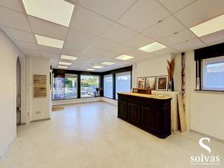 Op zoek naar een combinatie van wonen én werken op een goed bereikbare locatie? Deze veelzijdige woning aan de Grote Baan 80 in Lovendegem biedt u de ideale kans!<br /><br />Kenmerken:<br />- Topligging langs een drukke doorgangsweg – ideaal voor commerciële activiteiten<br />- Mogelijkheid tot handelsruimte in combinatie met woonst<br />- Twee ruime slaapkamers<br />- Ruime tuin – perfect voor ontspanning <br />- Garage aanwezig<br />- Beschikbaar vanaf 1/06<br /><br />Perfect voor zelfstandigen, vrije beroepen of kleine ondernemingen die hun zaak aan huis willen opstarten of uitbreiden.<br /><br />Interesse? Neem vandaag nog contact op voor een bezichtiging en ontdek de mogelijkheden van deze unieke woning!