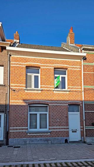Bent u op zoek naar een ruime woning in het rustige Wijnegem met een tuin?Kom dan zeker eens een kijkje nemen naar deze ruime rijwoning op een...