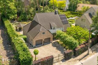 Deze villa, gebouwd in 2006, is uitstekend gelegen in Keerbergen, vlak bij de grens met Rijmenam. De gelijkvloerse verdieping werd enkele jaren geleden vernieuwd met onder meer een mortexvloer, massief eiken parket, maatwerkkasten, stalen deuren en nieuwe schilderwerken.<br /><br />Via de ruime inkomhal met ingebouwde kasten en een gastentoilet bereikt u zowel de leefruimte als de keuken. De lichtrijke leefkeuken is volledig uitgerust, afgewerkt met een mortexvloer en biedt vanuit de eetruimte een prachtig uitzicht op de tuin. Aansluitend bevindt zich een praktische koele berging. Via de keuken heeft u toegang tot de wasplaats en de dubbele inpandige garage.<br /><br />De ruime leefruimte staat in verbinding met het bureau en de tuinkamer, die eveneens perfect dienst kan doen als tweede kantoorruimte. Een op maat gemaakte tv-wand, shutters aan de ramen en een gezellige houtkachel zorgen voor extra comfort en sfeer.<br /><br />Op de eerste verdieping bevinden zich drie ruime slaapkamers en een vierde, kleinere slaapkamer. De master bedroom beschikt over een eigen dressing en badkamer. Daarnaast is er een tweede badkamer met aansluitende dressing, die wordt gedeeld door de overige slaapkamers.<br /><br />Een grote troef is de volledig ingerichte zolder van 44 m², die perfect kan worden gebruikt als extra slaapkamer, hobbyruimte, speelkamer of polyvalente ruimte. Boven de dubbele garage bevindt zich bovendien nog een extra bergzolder.<br /><br />De aangelegde tuin beschikt over een overdekte zithoek, een ruim tuinhuis en een afzonderlijk omheind gedeelte achteraan, ideaal voor huisdieren.<br /><br />Tot slot is de woning uitgerust met 20 zonnepanelen, een regenwaterput van 10.000 liter, een alarmsysteem, een laadpaal voor elektrische voertuigen en beschikt ze over een gunstig EPC-label B.