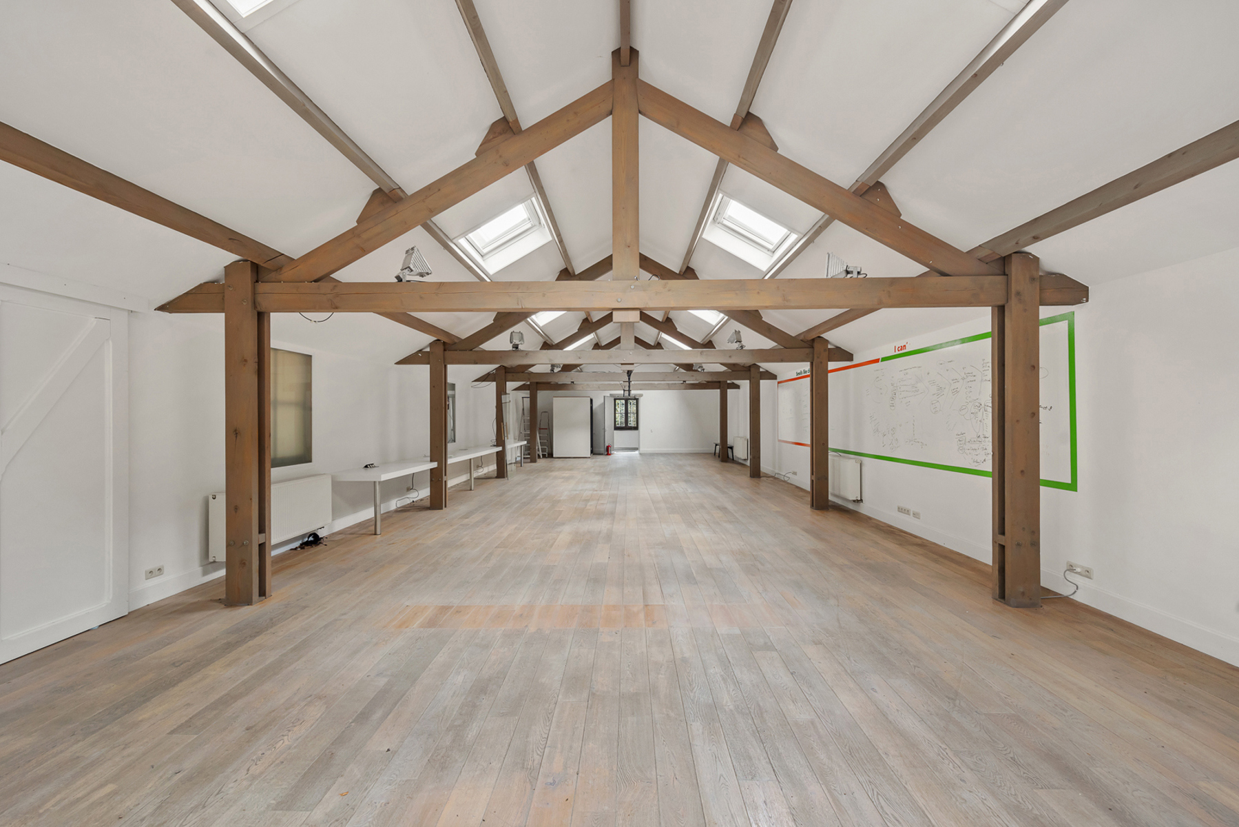 KANTOOR GEBOUW MET VEEL RUIMTE EN PARKING - foto 5