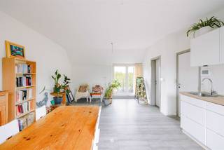 <p><span>Dans un endroit calme près du City Park et à distance de marche du centre de Saint-Nicolas, cet appartement penthouse bien entretenu avec deux terrasses ensoleillées et des vues agréables est situé. Grâce à la combinaison de la tranquillité, de la lumière et de l'accessibilité centrale, c'est un endroit idéal pour ceux qui veulent vivre confortablement et sans soucis. </span></p><p><span> </span></p><p><span>Les principaux atouts de l'appartement sont les suivants : </span></p><p><span>- Situé dans un immeuble entièrement rénové (2012)</span></p><p><span>- Situé au troisième et plus haut étage (avec ascenseur)</span></p><p><span>- 2 terrasses avec vue dégagée et verdoyante </span></p><p><span>- Disposition logique</span></p><p><span>La disposition de l'appartement est la suivante :</span></p><p><span>Hall d'entrée avec toilettes invités, débarras pratique et un espace de vie lumineux avec cuisine ouverte donnant sur les terrasses (12 m²). De plus, l'appartement dispose d'une chambre à coucher avec salle de bain adjacente avec lavabo et douche, ainsi que d'un bureau ou d'une chambre d'amis supplémentaire. Il y a également un grand espace de rangement supplémentaire sur la terrasse extérieure.</span></p><p><span>Un local à vélos commun, un local à poubelles et un parking sont disponibles dans l'immeuble, ce qui ajoute au confort quotidien.</span></p><p><span>Intéressé par cet appartement lumineux sur le toit dans un emplacement de choix à Sint-Niklaas ? Contactez l'agence immobilière Axel Lenaerts pour plus d'informations ou pour une visite sur place.</span></p>