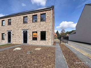 <p>Nieuwe, energiezuinige halfopen woning met 3 grote slaapkamers, tuin en A+ label van 186 m².</p><p>Comfort, ruimte en energiezuinig wonen komen hier perfect samen. Deze modern halfopen woning biedt alles wat een gezin zoekt: drie grote slaapkamers (22, 18,5 en 14,5m²), een aangename leefruimte (60m²), een eigen tuin met terras, parkeergelegenheid en een uitzonderlijk energiezuinig karakter.<br />Op het gelijkvloers geniet je van een inkomhal met toilet en kleine berging, een ruime en lichtrijke leefruimte. De open keuken is volledig uitgerust met toestellen en sluit mooi aan bij de leefruimte. Daarnaast is er een praktische berging met aansluitingen voor wasmachine en droogkast en aanwezigheid van een waterverzachter.<br />De eerste verdieping beschikt over twee comfortabele slaapkamers van 18,5 en 14,5 m², een moderne badkamer met ligbad en inloopdouche en een afzonderlijk toilet.<br />Op de tweede verdieping bevindt zich een derde ruime slaapkamer (22 m²), aangevuld met een berging/technische ruimte.<br />Achteraan beschikt de woning over een aangename private tuin met terras, ideaal om te ontspannen, te spelen of gezellig te genieten met familie en vrienden. Voor de woning is bovendien parkeergelegenheid voor meerdere wagens.<br />Ook op vlak van energie scoort deze woning bijzonder sterk. Dankzij de combinatie van een warmtepomp, vloerverwarming en maar liefst 18 zonnepanelen behaalt de woning een energieprestatie van -25 kWh/m² per jaar en energielabel A+.<br />Een ideale gezinswoning voor wie ruimte, comfort en duurzaam wonen wil combineren.</p><p>Interesse? Maak eenvoudig een afspraak via de knop ‘Ik heb interesse’ of contacteer ons via 016 90 10 21 of info@future-home.be<br /> </p>