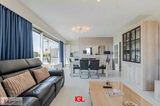 Immo Groot Leeuw stelt u dit 3 slaapkamer appartement voor in Anderlecht. Het bestaat uit een inkomhal die toegang geeft tot de geïnstalleerde keuken en een lumineuze living met terras. Verder zijn er 3 slaapkamers (17,7m², 8,3m² en 8,3m²) alsook een badkamer en apart toilet . Op het kelderverdiep vindt men de privatieve kelder, een gemeenschappelijk vuilnislokaal & fietslokaal.<br /><br />Het appartement is ideaal gelegen nabij de Westland Shopping, supermarkten, openbaar vervoer, scholen en op enkele minuten van de Ring. <br /><br />Het EPC bedraagt 131kWh/m², wat een energiezuinig appartement maakt en de elektriciteit is conform tot 2050! Verder is het dak in 2024 helemaal vernieuwd en is in 2020 de verwarmingsinstallatie vervangen door een condensatieketel in combinatie met een warmtepomp.<br /><br />De maandelijkse lasten bedragen 280 EUR per maand. Dit is voor de centrale verwarming, verbruik van water en het onderhoud van de gemene delen.<br /><br />Er is een mogelijkheid om een ondergrondse staanplaats te huren voor 110 EUR per maand.<br /><br />Mis deze kans niet en neem vandaag nog contact met ons op voor een bezichtiging via telefoon 02 378 04 44 of via mail info@immogrootleeuw.be!