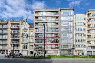 Dit fantastisch appartement te koop is gelegen op de tweede verdieping van Residentie Sunset langs Koninginnelaan te Oostende. Hier bevindt u zicht in een groene oase, op slechts enkele wandelpassen van het bruisende stadsleven, zee en strand en tal van voorzieningen binnen handbereik.Indeling:- inkomhal met vestiaire- lichtrijke leefruimte met terrasje - keuken uitgerust met een keramische kookplaat, spoeltafel, vaatwas, oven, frigo met vriesvakje en aansluiting wasmachine- badkamer voorzien van een badkamermeubel met lavabo, douche en toilet- afzonderlijk toilet met handwaslavabo- slaapkamer 1 (13m²) met toegang tot het achtergelegen terras- slaapkamer 2 (13m²) met toegang tot het achtergelegen terras- slaapkamer 3 (8m²) voorzien van een lavabo- privatieve kelderberging (5m²)Bovendien kan u gebruik maken van de goed toegankelijke gemeenschappelijke fietsenberging in het gebouw. Pluspunten: - 3 slaapkamers- rustige doch centrale ligging- positieve elektrische keuring- rustige residentie - privatieve kelderberging - ruim appartement (100m²)Dit is het ideale appartement voor wie op zoek is naar een ruim en goed gelegen woonst te Oostende. Perfect als vaste woonplaats of als tweede verblijf aan de Belgische kust.Interesse? Neem vandaag nog contact met ons op voor meer informatie of een bezichtiging!