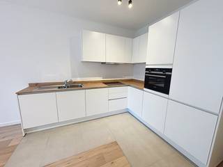 Brussel: Appartement op de 3de verdieping (80m² + 6m² terras) met 2 slaapkamers op de Tour &amp; Taxis site in het gebouw "Newport" gelegen naast het Park Tour &amp; Taxis, één van de grootste stadsparken in Brussel met recreatieruimte. Zeer vlotte bereikbaarheid met het openbaar vervoer (metro en bus) en op wandelafstand van het Noordstation via de Suzan Danielbrug.<br /><br />Indeling van het pand: <br />Blikvanger van het appartement is de ruime woonkamer met open keuken en het terras. Beide slaapkamers zijn te bereiken via de inkomhal waar zich ook de berging bevindt, alsook de badkamer met douche en toilet.  <br />De keuken is volledig uitgerust en voorzien van hoogwaardig materiaal.<br /><br />Er is een private ondergrondse berging bij het appartement inbegrepen.<br /><br />Gemeenschappelijke kosten in de vorm van een provisie bedragen €200. Hierin zitten de gemeenschappelijke kosten voor het gebouw alsook de kosten voor water &amp; gas. Elektriciteit is individueel af te sluiten. <br /><br />Spreekt dit pand je aan? Dien dan een bezoekaanvraag in via de website.