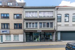 TOPLIGGING<br /><br />Een instapklare handels- / kantoorgelijkvloers met een vloeroppervlakte van 334m².<br />Gelegen nabij station, centrum en invalswegen.<br /><br />Sanitair blok aanwezig.<br />Buitenschrijnwerk PVC dubbel glas - Centrale verwarming op aardgas - recente condensatieketel<br />Verwarming / koeling eveneens via aircowarmtepompen<br />EPC: label C - UC: 2551679<br />Kadastraal inkomen: 4.273 EUR<br />Vrij bij akte<br /><br />Stedenbouwkundige inlichtingen in aanvraag.