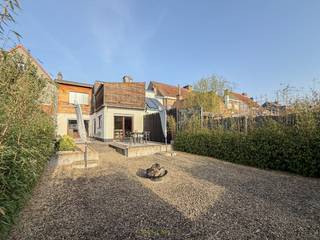 <br /><strong>INSTAPKLARE STADSWONING</strong> met <strong>GARAGE</strong> en zonnige tuin op wandelafstand van het <strong>CENTRUM VAN OUDENAARDE</strong>. De woning is voorzien van <strong>DAKISOLATIE, DUBBELE BEGLAZING</strong> en een <strong>RECENTE CV-KETEL</strong>. U betreedt de woning via de inkom die toegankelijk is langs de inpandige garage en komt vervolgens in de gezellige woonkamer met aansluitend een <strong>INGERICHTE KEUKEN EN EETPLAATS</strong>. Daarnaast beschikt de woning over een <strong>HANDIGE KELDER</strong> die extra bergruimte biedt. Op de verdieping bevinden zich <strong>DRIE SLAAPKAMERS</strong>,  open nachthal met zithoek en een ingerichte badkamer. Buiten geniet u van een <strong>ONDERHOUDSVRIENDELIJKE TUIN MET ZONNIG TERRAS</strong>, ideaal om in alle rust te ontspannen. De ligging aan de <strong>RAND VAN DE STAD</strong> zorgt voor een rustige woonomgeving met <strong>WINKELS, HORECA</strong> en voorzieningen van het centrum van Oudenaarde op wandelafstand, terwijl de <strong>VLOTTE VERBINDING NAAR DE N60</strong> een goede bereikbaarheid garandeert.<br /><br />Adres: Pauwel Vander Scheldenstraat 9 te Oudenaarde<br /><br />Geen renovatieplicht; P-score: C, G-score: A