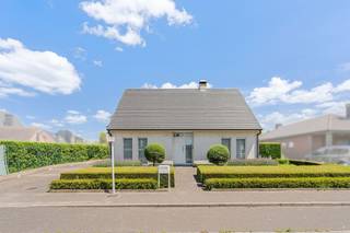 <p><span>Ligging<br /></span><span>Deze alleenstaande villa bevindt zich op een toplocatie in Sleidinge, op wandelafstand van het dorpscentrum. <br />Winkels, scholen, bibliotheek, het cultuurcentrum en het station liggen op wandelafstand.<br />Hier geniet je elke dag van een residentiële woonomgeving en het comfort van alles dichtbij.<br /><br /></span><span>Stijlvolle villawoning met 3 slaapkamers en heerlijke tuin<br /></span><span>Sommige woningen voelen vanaf het eerste moment als een thuis. <br />Deze karaktervolle villawoning is daar het perfecte voorbeeld van.<br />Jarenlang werd ze met liefde bewoond en met de grootste zorg onderhouden. <br />Kwalitatieve materialen, een tijdloze afwerking en een stijlvolle inrichting vormen de rode draad doorheen de woning.<br /><br />De ruime inkomhal verwelkomt je en leidt naar de sfeervolle leefruimte. <br />Hier vormt de prachtige schouw en het volparket het warme middelpunt van de zithoek.<br />De lichtrijke eetplaats aan het raam kijkt uit op de tuin en sluit naadloos aan op de keuken, van waaruit je rechtstreeks het terras en de tuin bereikt.<br />De woning beschikt op het gelijkvloers verder over een royale slaapkamer en een ruime badkamer, uitgerust met ligbad en douche.<br />Praktisch comfort is aanwezig dankzij een handige berging/wasplaats en een ruime garage.<br /><br />Achter een subtiel geïntegreerde spiegeldeur bevindt zich de trap naar de verdieping. <br />Boven wacht een ruime nachthal die zich perfect leent als bureau- of leeshoek, aangevuld met twee volwaardige slaapkamers en een tweede douchekamer.<br /><br />Buiten vormt de tuin een oase van rust. <br />Geniet van zonnige dagen aan de sfeervolle vijver, bewonder het kunstwerk dat karakter toevoegt aan de tuin of ontspan in alle privacy op het terras onder de xl zonneluifel.<br />Het tuinhuis biedt bovendien extra bergruimte voor tuinmateriaal of fietsen.<br /><br /></span><span>Troeven<br /></span><span>/ topligging<br />/ perfect onderhouden villawoning<br />/ tijdloze uitstraling<br />/ ruim wonen, ideaal voor een gezin<br /><br /></span></p>