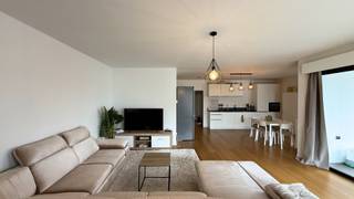 Te koop: Ruim energiezuinig appartement op centrale ligging in Maasmechelen<br /><br />Adres: Europaplein 4A2, 3630 Maasmechelen<br /><br />Dit moderne appartement is zeer centraal gelegen in de nabijheid van talloze winkels, horeca, scholen en natuurgebieden met een vlotte verbinding naar meerdere verbindingswegen. Het appartement werd in 2018 gebouwd, is gelegen op de tweede verdieping en beschikt over een bruto bewoonbare oppervlakte van 130 m².<br /><br />Indeling:<br /><br />Bij binnenkomst van het appartement komt u terecht in de hal met een apart toilet. Deze hal biedt aan de achterzijde toegang tot de master bedroom en een mooi ingerichte badkamer. De badkamer is voorzien van een inloopdouche, lavabo en toilet.<br /><br />Via de hal betreedt u daarna aan de rechterzijde van het appartement een tweede ruime slaapkamer.<br /><br />Vervolgens komt u binnen in de open keuken met daar aansluitend een berging. De keuken loopt direct over in de lichtrijke leefruimte, waar u via een schuifraam toegang heeft tot een terras. Hier geniet u van een mooi uitzicht.<br /><br />Op de gelijkvloerse verdieping bevindt zich een ruime garage met aansluitend een praktische berging. Deze bieden extra comfort en voldoende ruimte voor het stallen van een wagen en het opbergen van diverse materialen.<br /><br />Tot slot is dit appartement zeer energiezuinig met een EPC-label A en is het toegankelijk via een lift. Dankzij de centrale ligging, de ruime indeling en het energiezuinige karakter vormt dit appartement een ideale woonst voor wie op zoek is naar comfortabel wonen in Maasmechelen.<br /><br />Vraagprijs: € 279.000,00<br /><br />Wenst u dit appartement te bezichtigen of wilt u meer informatie?<br />Neem gerust contact met ons op!