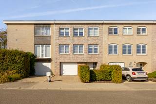 Locatie:
Deze ruime bel-etage aan de Groenedaallaan 102 in Lier ligt in een aangename woonomgeving, met een vlotte verbinding naar het centrum en belangrijke invalswegen.
Indeling:
Met een bewoonbare oppervlakte van 213 m² biedt deze woning bijzonder veel ruimte. Ze beschikt over 3 slaapkamers, 2 badkamers en 2 toiletten. De woonkamer sluit rechtstreeks aan op een groot terras met zicht op de mooi aangelegde tuin. Op het gelijkvloers bevindt zich een ruime dubbele garage met extra plaats voor fietsen en berging.
Troeven:
213 m² bewoonbare oppervlakte
3 slaapkamers
Dubbele garage
Groot terras aan de woonkamer
Aangelegde tuin
2 badkamers en 2 toiletten
Zonnepanelen
EPC-label B
Technisch:
De woning beschikt over zonnepanelen en behaalt een gunstig EPC-label B, wat zorgt voor een mooie combinatie van ruimte, comfort en energiezuinig wonen.
Koopt u als enige en eerste woning? Dan geniet u van het verlaagde tarief van 2% verkooprechten.
Bent u reeds eigenaar? Verkoop uw eerste eigendom binnen de 2 jaar en profiteer alsnog van deze gunstmaatregel.
Voor meer informatie of een gratis waardebepaling van uw vastgoed kan u een aanvraag invullen op onze website of even bellen op het nr. 03/345.88.99.