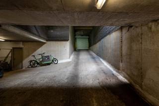 Op zoek naar een veilige parkeerplaats met extra bergruimte op een strategische locatie? Dan komt deze ondergrondse autostaanplaats met privatieve kelderberging zeker in aanmerking.<br /><br />Locatie<br />Dankzij de uitstekende ligging nabij de Italiëlei geniet u van een vlotte verbinding naar het centrum van Antwerpen. Bovendien bereikt u via de nabijgelegen invalswegen en de Antwerpse Ring in enkele minuten alle belangrijke verkeersassen, wat deze eigendom zowel voor eigen gebruik als investering bijzonder interessant maakt.<br /><br />Beschrijving <br />De autostaanplaats is gelegen in een afgesloten ondergrondse parkeergarage die toegankelijk is via een automatische toegangspoort, wat zorgt voor extra comfort en veiligheid. Daarnaast beschikt u over een privatieve kelderberging, ideaal voor het stockeren van persoonlijke spullen, banden, fietsen of seizoensgebonden materiaal.<br /><br />Belangrijkste kenmerken:<br />- Ondergronds<br />- Privatieve kelderberging inbegrepen<br />- Automatische toegangspoort<br />- Centrale ligging met vlotte verbinding naar Antwerpse Ring en invalswegen<br />- Op korte afstand van het centrum van Antwerpen<br />- Interessant voor eigen gebruik of als investering<br /><br />Verplichte vermeldingen<br />P-score: C &amp; G-score: C<br />Stedenbouw: Vg, Wg, Gvkr, GMO, Gvv