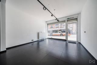 We Invest is pleased to present this superb 83 m² first floor commercial property, ideally located on Avenue Adolphe Buyl, a dynamic and...