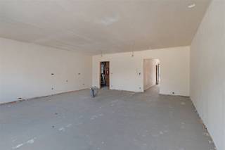 <p>In de Pluimstraat te Haaltert, op een boogscheut van het dorpscentrum, bevindt zich deze bijna afgewerkte nieuwbouwwoning. Een ideale opportuniteit voor wie zijn woning nog naar eigen smaak wil afwerken, zonder in te boeten aan comfort en moderne technieken.</p><p>De woning werd reeds uitgerust met alle conforme installaties volgens de geldende EPB-normen, waaronder elektriciteit, sanitair en ventilatie. Daarnaast beschikt ze over dubbele hoogrendementsbeglazing, wat bijdraagt aan een energiezuinig en aangenaam woonklimaat.</p><p>Bij het betreden van de woning ervaart u meteen het open en lichtrijke karakter. De leefruimte sluit naadloos aan op de keuken en biedt een mooie connectie met de tuin. Grote raampartijen zorgen voor een overvloed aan natuurlijk licht en een aangenaam zicht op het aangelegde terras en de ruime omheinde tuin.</p><p>Verder beschikt de woning over:</p><p>Een ruime inpandige garage met sectionale poort<br />4 volwaardige slaapkamers, met mogelijkheid tot het creëren van een 5de slaapkamer<br />2 aparte toiletruimtes</p><p>De afwerking van de keuken, sanitaire ruimtes, vloeren en binnendeuren is nog vrij te kiezen door de koper. Dit biedt u de kans om deze woning volledig naar uw eigen smaak en budget in te richten.</p><p>Extra troef: deze woning komt in aanmerking voor aankoop aan het verlaagde btw-tarief van 6% (onder voorwaarden), dankzij het stelsel van sloop en heropbouw.</p><p>Interesse? Contacteer ons vandaag nog voor meer informatie of een bezoek!</p>