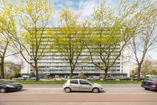 <p><strong>Wonen met uitzicht en comfort. </strong>Op de 9de verdieping van een verzorgd gebouw, bevindt zich dit lichtrijke appartement met een prachtig uitzicht over Antwerpen. Alle voorzieningen zijn vlakbij en het appartement is goed onderhouden.</p><p><strong>Het appartement bestaat uit</strong> een inkomhal – een ruime woonkamer op parket en mét airco – een aparte keuken voorzien van moderne toestellen – drie slaapkamers – een volledig gerenoveerde badkamer met inloopdouche – een apart toilet - een kelderberging.</p><p><br /></p><ul><li>Inclusief een autostaanplaats</li><li>Gunstig EPC (B)</li><li>Airco voorzien in woonkamer + één slaapkamer. Voorzieningen liggen klaar in andere 2 slaapkamers indien gewenst.</li><li>Terras met schitterend uitzicht</li></ul>