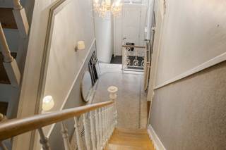 <p>Deze uitzonderlijke woning met originele traphal is een ideale thuis voor grote gezinnen, als kangoeroewoonst of mensen die op zoek zijn naar een eigen woonst met een gastenverblijf.<br />De sous-sol is verdeelt in verschillende ruimtes, waarvan één als slaapkamer, één als ontspanningsruimte met toegang tot het gezellige terras en verschillende bergingen.<br />Op de eerste verdieping is er een ruime, ingerichte leefruimte met gezellig zithoek, eetplaats met sierschouw en een polyvalente tussenruimte die je naar de achterliggende keuken brengt. De tussenruimte kan dienst doen als bureau of leeshoek en biedt toegang tot een extra terras.<br />Op de tussenverdieping is er een gigantische badkamer met dubbele wastafel. <br />In de achterliggende ruimte is er een ingewerkt ligbad en douche voorzien.<br />De tweede verdieping is voorzien van drie volwaardige kamers, waarvan er twee zijn samengevoegd tot één suite-kamer.<br />Verder vinden we nog een een apart toilet, een badkamer met een aanpalende slaapkamer op het tussenverdiep.<br />Op de bovenste verdieping is er opnieuw een ruime keuken en een leefruimte waar er opnieuw plaats is voor een eetkamer en een salon.<br /><br />STARTPRIJS: Elk schriftelijk bod wordt besproken met de eigenaar die het voorstel al dan niet kan aanvaarden.<br /><br />Ben je op zoek naar een woning met charmante woonvertrekken en authentieke elementen?<br />Neem dan contact op met Kris op 0470 /51 04 09 of mail naar kris.bauwens@albert.immo</p>