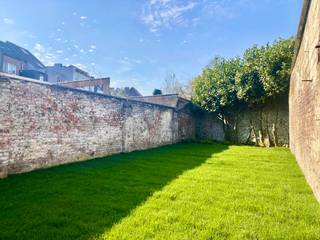 Gerenoveerde woning met grote tuin en inpandige garage in centrum Gent<br /><br />Troeven:<br />- Moderne, lichtrijke woning met vier slaapkamers<br />- Twee volledig nieuwe badkamers<br />- Uiterst kwalitatieve Siematic keuken met Siemens apparatuur<br />- Inpandige garage met automatische poort (een absolute troef in deze buurt!)<br />- Toplocatie in centrum Gent nabij invalswegen en voorzieningen (Mobiscore 9,4/10!)<br />- Grondig kwalitatief gerenoveerd in 2026 met gunstige EPC B-score en elektriciteit conform<br />- Grote tuin met mooi terras<br />- Lichtrijke ruimtes dankzij nieuwe grote raampartijen en vernieuwde lichtkoepels<br />- Vlotte verbinding naar het station, centrum, winkels en ander openbaar vervoer<br /><br />Indeling:<br />De woning verwelkomt je in een ruime, lichtrijke inkomhal die leidt naar de inpandige garage met handige automatische poort, een afzonderlijk gastentoilet en de eerste badkamer met grote- regendouche. Vervolgens bereik je de uitgestrekte lichtrijke leefruimte met aansluitend een royaal uitgeruste topkeuken van SieMatic vol Siemens apparatuur die uitgeeft op de ruime tuin. De zonovergoten eetruimte vormt de verbinding tussen de keuken en de tuin. Via de handige openslaande dubbele glazen deuren sta je zo op het terras. Handig tijdens de mooie zomerdagen! <br />Op de eerste verdieping bevinden zich de eerste twee ruime slaapkamers.<br />Op de tweede verdieping bevinden zich nog twee extra slaapkamers met de ensuite tweede badkamer incl. toilet die je makkelijk vanuit deze beide slaapkamers kan inlopen. Indien drie slaapkamers reeds volstaan, kan de kleinste slaapkamer op de tweede verdieping ook dienstdoen als een mooie dressing, hobbyruimte of functionele bureauruimte. <br /><br />EPC : 153 kWh/m2 Jaar<br />Instelprijs: 625.000<br /><br />Biedingen onder gesloten omslag in te dienen uiterlijk op 15/4. Opening van de biedingen op 14. De verkoper is niet verplicht om een bod te aanvaarden.<br /><br />Laatste bezoekdag op 11/4, telkens tussen 10u-12u of tussen 13u-16u. Neem snel contact op om een bezoek in te plannen.<br /><br />Geen immomakelaars aub!