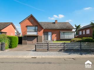 <p>Deze rustig gelegen split-levelwoning uit 1968 met een grote, zuidgerichte tuin beschikt over 3 slaapkamers en een inpandige garage. De praktische indeling maakt het aangenaam wonen. Ideaal voor wie houdt van rust, maar toch een vlotte toegang wenst tot belangrijke invalswegen.</p><p><br /></p><p><span>Renovatieplicht: bij het verwijderen van de houtkachel en het overschakelen naar een condenserende gasketel ga je al voldoen aan de renovatieplicht. </span></p><p><br /></p><p><strong>Troeven:</strong></p><ul><li><strong><span></span></strong>Grote, zuidgerichte tuin </li><li>3 slaapkamers </li><li>Keuken met zicht op de tuin </li><li>Vlotte toegang tot invalswegen (Mol, Lommel, Pelt en Eindhoven) </li><li>Lichtrijke woonkamer </li><li>Inpandige garage </li></ul>