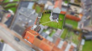 In het centrum van Meulebeke treffen we deze charmante jaren '50-woning, die door de jaren heen met de grootste zorg werd onderhouden. <br /><br />Via de recent vernieuwde voordeur komen we binnen in de inkomhal, met toegang tot de aangename leefruimte, aparte keuken en de praktische bijkeuken. In deze bijkeuken hebben we niet enkel aansluiting voor wasmachine en droogkast, maar ook een handige douchecel. <br /><br />Op de eerste verdieping bevinden zich twee zeer ruime slaapkamers en een badkamer.<br /><br />De vaste trap brengt je verder naar de zolder, een royale ruimte met diverse mogelijkheden: hier kan je perfect een derde en zelfs vierde slaapkamer creëren. <br /><br />Daarnaast beschikt de woning over een ruime inpandige garage en een grote, volledig omheinde, aangelegde stadstuin met uitweg.<br /><br />Ben je op zoek naar een ruime gezinswoning met een solide basis, veel potentieel en mogelijkheden voor verdere inrichting of renovatie – en dat allemaal zonder renovatieverplichting, pal in het centrum?<br />Dan is dit pand zeker een bezoek waard. Maak nu je afspraak en ontdek zelf het potentieel van deze gezellige gezinswoning.<br /><br />De geadverteerde prijs is een richtprijs