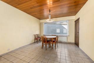 Ruime, te renoveren woning in het volle stadscentrum in de directe omgeving van winkels, scholen, openbaar vervoer.... alles op wandelafstand!<br /><br />Deze rijwoning met een koer/terras van ca 20 m² heeft een ruime bewoonbare oppervlakte: in 1981 werden twee woningen tot één woning samengevoegd. <br /><br />Huidige INDELING van de woning: <br /><br />GELIJKVLOERS: inkom met vestiaire en toilet, leefruimte, keuken met ontbijthoek en toegang tot de koer. Vanuit de keuken is ook de voorraadkelder toegankelijk en de aparte berging/wasplaats. <br /><br />VERDIEPING: 3 ruime slaapkamers en badkamer (toilet, lavabo en ligbad)<br /><br />Er is een VASTE TRAP naar een hoge ZOLDERRUIMTE die bijkomend kan worden ingericht.<br /><br />(gedeeltelijk met AI gegenereerde beelden)