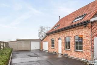 Charmante halfopen woning te koop – landelijk en rustig gelegenDeze prachtige halfopen woning op 949m², gelegen in een rustige en landelijke...