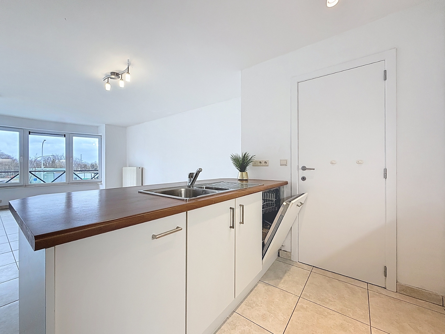 Instapklaar appartement met 2 slaapkamers aan de waterlijn van Nieuwpoort-stad. - foto 5