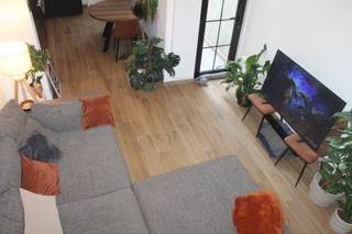 Prachtig vernieuwde woning met 4 slaapkamers en stadstuin.<br /><br />Deze woning werd met veel smaak volledig vernieuwd in 2021 en afgewerkt met kwaliteitsvolle materialen.<br />Inkom, voorplaats direct naast de inkomdeur die kan dienen als fietsenberging, of extra kamer.<br />Living met open keuken met veel lichtinval.<br />Berging en apart toilet.<br />Gezellige ommuurde stadstuin met terras.<br />Op de eerste verdieping zijn er 2 slaapkamers een badkamer met inloopdouche, ligbad en lavabomeubel en een apart toilet.<br />Op de tweede verdieping zijn er 2 slaapkamers en een badkamer met inloopdouche, lavabomeubel en toilet.<br />De centrale ligging zorgt ervoor dat alle faciliteiten op wandelafstand zijn zoals winkels, scholen, ontspanningsmogelijkheden en openbaar vervoer.<br /><br />Pluspunten:<br />4 slaapkamers<br />2 badkamers<br />Volledig vernieuwd in 2021<br />Centrale ligging