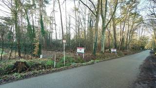 Rustig en residentieel gelegen bouwgrond van 31a10ca met private toegangsweg.Gelegen vlakbij golf-en meerdomein, dichtbij school en openbaar...