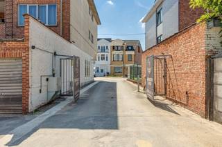 <p><span>In dit vernieuwde complex is deze afgesloten garagebox (51a) te koop, die beschikt over een nieuwe geïsoleerde sectionaalpoort. Met de eveneens nieuwe poortmotoren aan de straatkant en de camerabewaking, is dit complex zeer goed beveiligd. Dit jaar werd een nieuwe oprit aangelegd volgens de strengste normen. Alle boxen meten ongeveer ± 3,06 meter bij ± 4,97 meter. De maandelijkse algemene kosten belopen circa 3 euro per maand per box, incl. verzekering, elektriciteit en onderhoud.</span></p>
