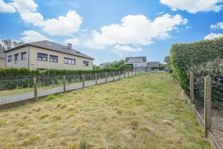 <p>Op zoek naar een ruim perceel om uw woning te realiseren? Deze bouwgrond van <strong>851 m²</strong> is gelegen aan de Ninoofsesteenweg in Itterbeek (Dilbeek) en biedt dankzij de perceelbreedte van circa 16,8 meter en een diepte van ongeveer 48 meter interessante mogelijkheden voor de realisatie van een vrijstaande woning.</p><p></p><p>Volgens de huidige beschikbare gegevens kan een woning worden voorzien met een bebouwbare oppervlakte van ongeveer <strong>8,5 x 15 meter op het gelijkvloers</strong> en circa <strong>8,5 x 12 meter op de verdieping</strong>. Deze afmetingen zijn indicatief en dienen steeds te worden afgestemd met de dienst Ruimtelijke Ordening van de gemeente Dilbeek.</p><p></p><p>Het perceel is gelegen in <strong>woongebied</strong>. Er rust geen voorkooprecht op het perceel en de grond is niet gelegen in overstromingsgevoelig gebied.</p><p></p><p>Een bijkomende troef is de ligging in Itterbeek, met een vlotte verbinding via de Ninoofsesteenweg naar Dilbeek, Ninove en Brussel. De omgeving biedt een aangename residentiële setting gecombineerd met een goede bereikbaarheid.</p><p></p><p>Een interessant perceel voor wie op zoek is naar voldoende ruimte om een eigen vrijstaande woning te realiseren op een goed bereikbare locatie in Itterbeek.</p>