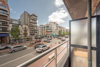 In de Lippenslaan, op wandelafstand van zee en strand, bieden wij dit hoekappartement met open zicht te koop aan. Gelegen in het bruisende hart...