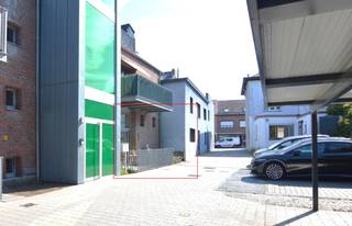 Gelijkvloers appartement rustig gelegen in een zijstraat van de Koning Albertlaan in Walem. <br />Op fietsafstand van het centrum van Mechelen en met een goede verbinding naar E19 Brussel- Antwerpen.<br /><br />Indeling: ruime leefruimte met veel lichtinval door de hoge ramen, volledig geïnstalleerde open keuken, badkamermet ligbad/douche, 2 slaapkamers, terras, apart toilet, berging met aansluiting voor wasmachine, parkeerplaats voor het gebouw.<br /><br />Maandelijkse provisie voor de gemene delen = 75 euro<br />Het appartement is beschikbaar vanaf 15/08/2026.<br /><br />Voor meer info of een bezoek via info@immovos.be of 0473 41 15 16.