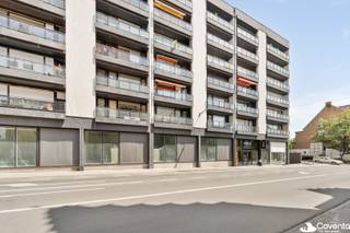 <u><strong>Instapklaar appartement met 2slpk en terras in het centrum van Wevelgem</strong></u><br /><br />Dit instapklare appartement is ideaal voor wie op zoek is naar comfort, een centrale ligging of als investering. Gelegen op de Grote Markt van Wevelgem, bevinden winkels, horeca, openbaar vervoer en andere voorzieningen zich op wandelafstand. <br /><br />Bij het binnenkomen beschikt het appartement over een ruime inkomhal met een apart gastentoilet. Van hieruit kom je in de lichtrijke woonkamer met aansluitende eetkamer, een aangename leefruimte waar je gezellig kan vertoeven. <br /><br />De keuken sluit mooi aan op de leefruimte en biedt alles wat nodig is voor dagelijks comfort. Vanuit het appartement is er eveneens toegang tot een aangenaam terras, ideaal om even buiten te komen en te ontspannen. <br /><br />Verder beschikt het appartement over twee volwaardige slaapkamers en een badkamer. Extra bergruimte is ook voorzien dankzij de private berging in de kelder. <br /><br /><u><strong>Pluspunten: </strong></u><br /><strong>+</strong> Centrale ligging aan de Grote Markt van Wevelgem<br /><strong>+ </strong>Grote parking aanwezig<br /><strong>+</strong> Aangenaam terras <br /><strong>+</strong> Dichtbij invalswegen en openbaar vervoer<br /><strong>+</strong> Elektriciteit conform<br /><strong>+</strong> Private kelderberging<br /><strong>+ </strong>Gunstig EPC (Label-B)<br /><br />EPC 174 kWh/m² UC3951498<br /><br />Bent u op zoek naar een ruim appartement op een centrale locatie, zowel voor eigen bewoning als als investering? Plan dan snel uw bezoek en ontdek de mogelijkheden van dit appartement in het hart van Wevelgem! <br /><br />Benieuwd naar dit pand of een andere eigendom? www.coventa.be – 051 222 051