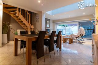 <p><strong>Move-in ready house with multifunctional space, solar panels, and prime location in Beveren</strong></p>
<p>This well-maintained house in <strong>Vrasene (Beveren)</strong> offers a rare combination of <strong>comfortable living, energy efficiency, and functional flexibility</strong>. Thanks to the thoughtful layout and the additional multifunctional space, this property is ideal for families, self-employed professionals, or remote workers seeking both space and value.</p>
<p>Upon entering, you are welcomed into a <strong>bright living area</strong> where coziness and functionality come together. The open kitchen seamlessly connects to the living space and forms the heart of the home — perfect for those who enjoy cooking and dining together. Adjacent is a <strong>sunny south-facing terrace</strong>, ideal for enjoying outdoor life in peace.</p>
<p>A major added value is the <strong>multifunctional space on the ground floor</strong>, offering many possibilities: practice room, office, hobby room, or extra garage. This makes the house perfectly suited for those who want to <strong>combine living and working</strong>.</p>
<p>On the first floor, there are <strong>three full-sized bedrooms</strong>, including a spacious master bedroom with an adjoining <strong>dressing room</strong> (also usable as an extra bedroom or office). The bathroom is generously sized and equipped with both a bathtub and shower, double sink, and toilet — practical and comfortable for the whole family.</p>
<p><strong>Key features:</strong></p>
<ul>
<li>
<p>Move-in ready, built in 2001</p>
</li>
<li>
<p>Energy-efficient (EPC B)</p>
</li>
<li>
<p>13 solar panels (Sunpower – 4251 Wp)</p>
</li>
<li>
<p>3 air conditioning units for optimal comfort</p>
</li>
<li>
<p>Multifunctional space with commercial or professional potential</p>
</li>
<li>
<p>South-facing terrace</p>
</li>
<li>
<p>convenient rear access</p>
</li>
<li>
<p>Central location close to shops, schools, and E34</p>
</li>
</ul>
<p><strong>Conclusion:</strong><br />This house stands out for its <strong>versatility, energy efficiency, and excellent maintenance</strong>. An ideal opportunity for those looking for a forward-looking home with extra possibilities, both private and professional.</p>
<p><strong>Interested?</strong> Contact our office for more information or to schedule a visit and discover the added value of this property yourself.</p>