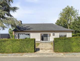 Op een bijzonder mooie locatie, in een rustige en zeer gewilde residentiële wijk van Affligem, bevindt zich deze uitstekend onderhouden woning op een royaal perceel van 10 are 31 centiare.
De woning werd in 2009 volledig gerenoveerd met zeer kwalitatieve materialen en biedt vandaag een bijzonder aangenaam wooncomfort. Dankzij de praktische volledig gelijkvloerse indeling is deze woning uitermate geschikt voor wie comfortabel en zorgeloos wil wonen, ook op lange termijn.
Er zijn 2 ruime slaapkamers, elk voorzien van ingemaakte kasten en een eigen ensuite badkamer. Een indeling die privacy en comfort optimaal combineert en perfect aansluit bij het principe van levenslang wonen.
Een bijkomende troef is de volledig onderkelderde verdieping, met een ruime garage voor 2 wagens en daarnaast nog heel wat bergruimte. Ook de aanwezige zolder biedt extra mogelijkheden voor opslag.
De elektrische installatie is conform, wat zorgt voor extra gemoedsrust.
Een uitzonderlijke combinatie van rust, ruimte, kwaliteit en toekomstgericht wooncomfort, gelegen in één van de meest gegeerde woonomgevingen van Affligem.
Een woning waar u vandaag comfortabel woont en ook morgen met evenveel plezier kunt blijven wonen.
Wenst u meer informatie of een bezoek? Stuur gerust een mail naar Louis@immoaccenta.be