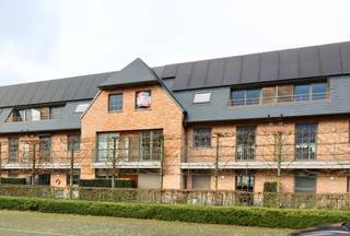 Het appartement is royaal van grootte. Een lichtrijke leefruimte met keuken, zithoek en eetplaats zorgen voor een open gevoel. Een berging vormt...