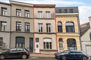 Ruime woning met fraaie elementen op een gegeerde locatie te Berchem, binnen de singel! De gezinswoning bevindt zich op een strategische locatie...