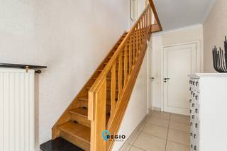 Deze rustig gelegen halfopen gezinswoning combineert een uitstekende ligging met verrassend veel ruimte, hedendaags wooncomfort en een...