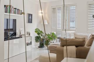 Dit moderne triplex appartement combineert ruimte, comfort en luxe in het hart van de bruisende Theaterbuurt.<br /><br />De inkom bevindt zich op het gelijkvloers en leidt u via een privétrap of lift naar de eerste verdieping met een ruime, open leefruimte en moderne keuken. Grote raampartijen zorgen voor veel lichtinval en geven toegang tot het aangename terras en de fraai aangelegde tuin.<br /><br />Op de tweede verdieping vindt u twee volwaardige slaapkamers, elk met een eigen badkamer. De achterste kamer beschikt bovendien over een privéterras.<br /><br />De derde verdieping biedt een royale master bedroom met ensuite badkamer waarin een uniek handgemaakt glaselement een echte blikvanger vormt. Daarnaast is er nog een extra kamer die momenteel is ingericht als bureau, ook deze kamer heeft de mogelijkheid tot installatie van badkamer. <br /><br />Extra troeven:<br />- Privélift<br />- In elke slaapkamer mogelijkheid tot installatie badkamer<br />- Centraal stofzuigersysteem<br />- Alarm<br />- Warmtepomp<br />- Zonnepanelen<br />- Staanplaats in de praktische garage<br /><br />Een uniek appartement voor wie houdt van ruimte, luxe en een toplocatie.